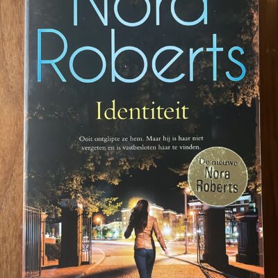 Nora Roberts - Identiteit