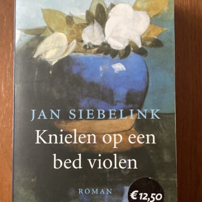 Jan Siebelink - Knielen op een bed violen