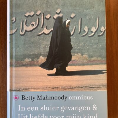 9d09a5e9-8d13-42bc-bea1-2de3d6c40d58-49034-000008a14d652ccb_file Betty Mahmoody - In een sluier gevangen & Uit liefde voor mijn kind omnibus
