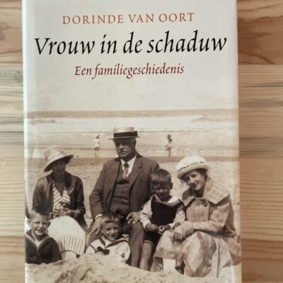 Dorinda van Oort - Vrouw in de schaduw Dorinda van Oort - Vrouw in de schaduw