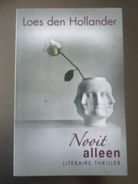nooit-alleen-loes-den-hollander-softcover.jpg Nooit alleen door Loes den Hollander - Maand van het Spannende Boek softcover