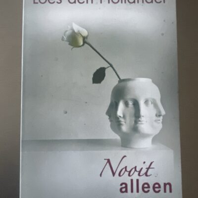 Nooit alleen door Loes den Hollander - Maand van het Spannende Boek softcover