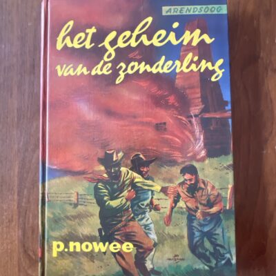 arendsoog-21-het-geheim-van-de-zonderling-p-nowee-10e-druk-front.jpg Voorkant van de hardcover Arendsoog deel 21 Het geheim van de zonderling door P. Nowee tiende druk