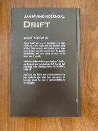 Achterkant van de Friese roman Drift met de samenvatting van het verhaal uitgegeven door de KFFB