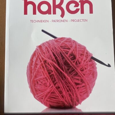 Voorkant van het Handboek haken met technieken, patronen en projecten door Jaroslava Dovcova