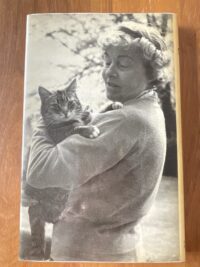 Achterkant van het Engelstalige boek CATegories door Rosalie Mander met beschrijving