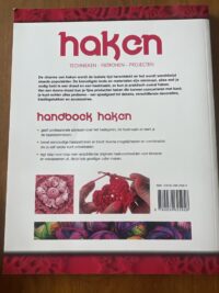Achterkant van het handwerkboek Handboek haken met informatie over de basistechnieken en haakprojecten