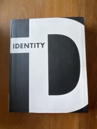 Voorkant van het kunstboek Identity Maak kennis met de hedendaagse Zuid-Afrikaanse kunst door Janine van den Ende
