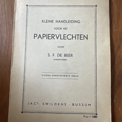 kleine-handleiding-voor-het-papiervlechten-jacs-swildens-front.jpg Voorkant van het oude boekje Kleine handleiding voor het papiervlechten door S.F. de Beer uitgever Jacs Swildens Bussum