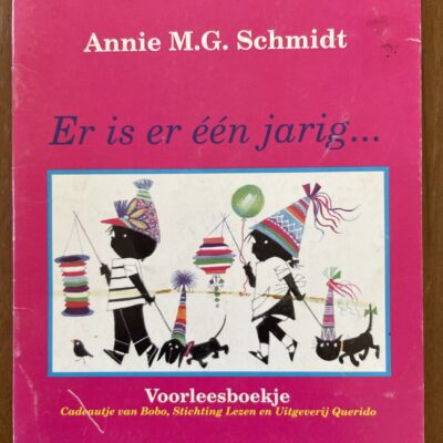 Voorkant van het mini-boekje Er is er één jarig door Annie M.G. Schmidt cadeau van Bobo
