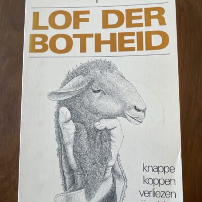 Voorkant van de paperback Lof der botheid door Fred Polak uitgave Elsevier 1974