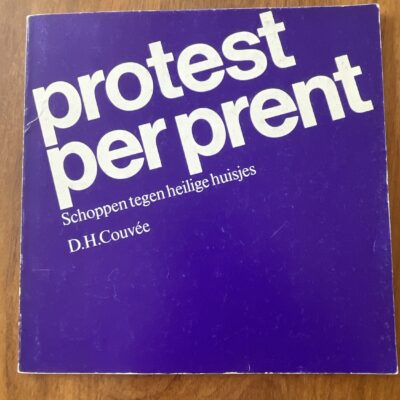 protest-per-prent-schoppen-tegen-heilige-huisjes-dh-couvee-9070066017-front.jpg Voorkant van de paperback Protest per prent Schoppen tegen heilige huisjes door D.H. Couvée