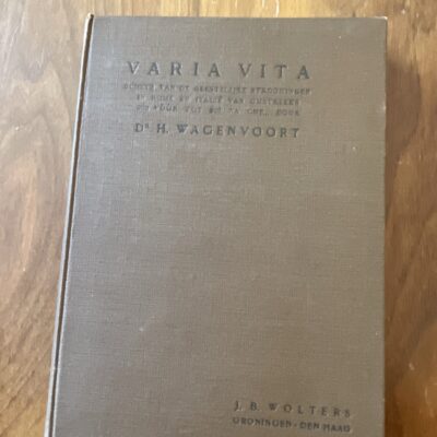 Voorkant van de hardcover Varia Vita door Dr. H. Wagenvoort uitgave J.B. Wolters 1927
