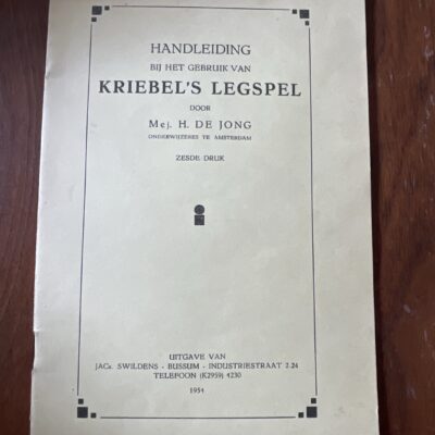 handleiding-kriebels-legspel-h-de-jong-1954-front.jpg Voorkant van het oude boekje Handleiding bij het gebruik van Kriebels legspel door H. de Jong