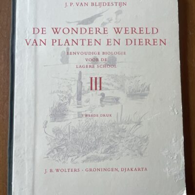 Voorkant van het gekartonneerde schoolboek De wondere wereld van planten en dieren door J.P. Van Blijdestijn uit 1955