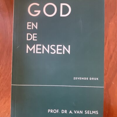 Voorkant van de paperback God en de mensen door Prof. Dr. A. van Selms zevende druk Ploegsma
