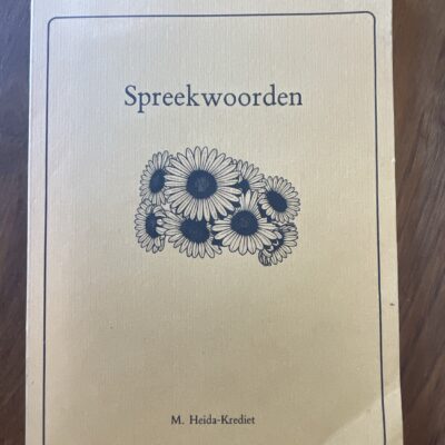 spreekwoorden-m-heida-krediet-front.jpg Voorkant van het boek Spreekwoorden door M. Heida-Krediet met voorwoord van J. Hiemstra - Softcover