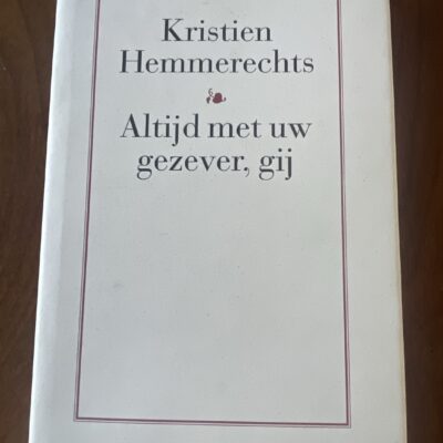 Voorkant van de hardcover met stofomslag Altijd met uw gezever, gij door Kristien Hemmerechts