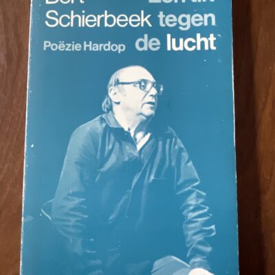 een-tik-tegen-de-lucht-bert-schierbeek-poezie-hardop-1979-front.jpg Voorkant van de softcover Een tik tegen de lucht door Bert Schierbeek Poëzie Hardop