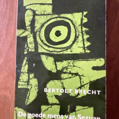 Voorkant van de Literaire Pocket De goede mens van Sezuan door Bertolt Brecht De Bezige Bij 1963