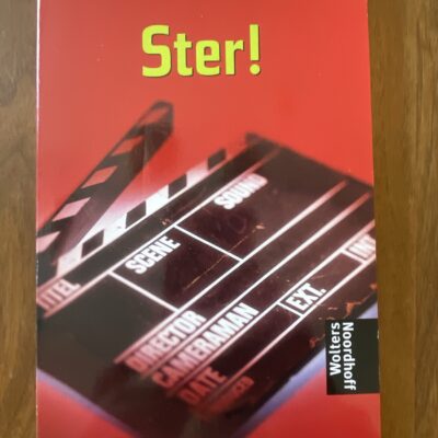 Voorkant van het jeugdboek Ster! door Veronica Hazelhoff uit de Penta Basics reeks van Wolters-Noordhoff