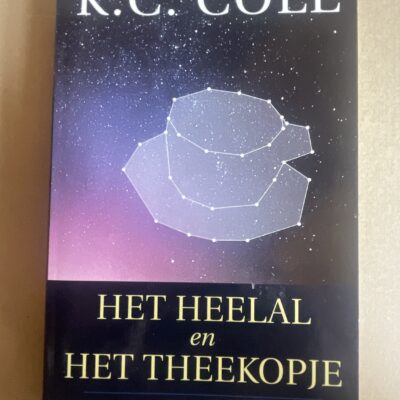 Het heelal en het theekopje KC Cole Ambo - Voorkant Het heelal en het theekopje K.C. Cole - Voorkant boekomslag paperback Ambo