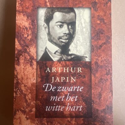 De zwarte met het witte hart Arthur Japin - Voorkant boekomslag paperback Arbeiderspers